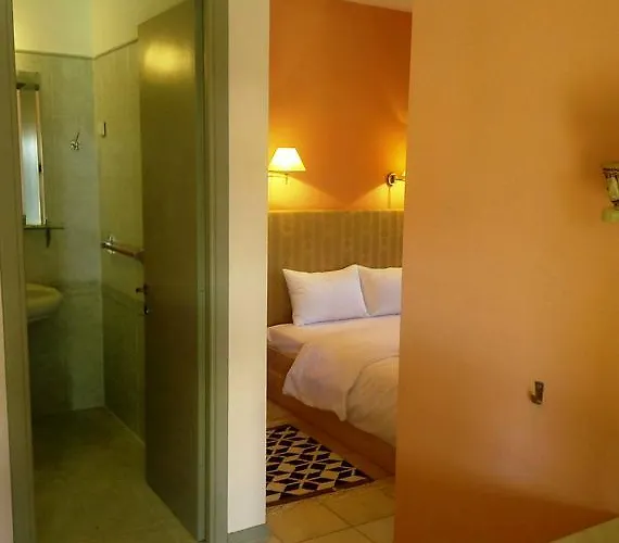 Linouria בית הארחה