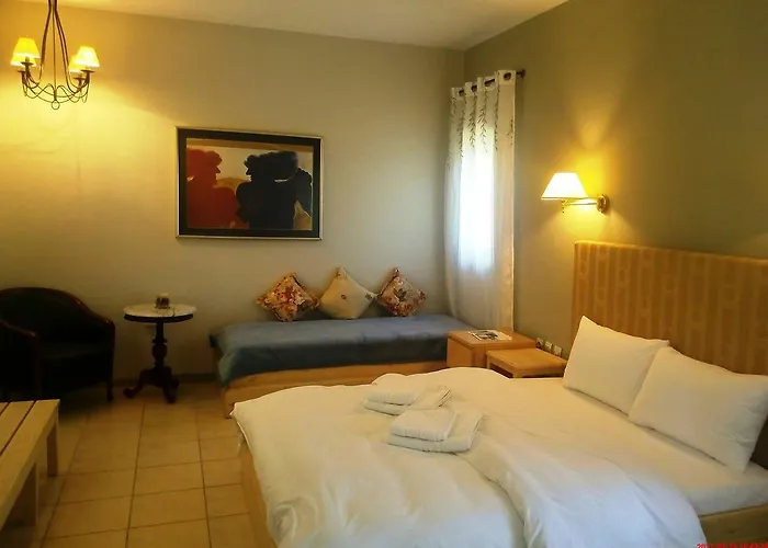 Linouria בית הארחה